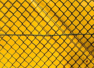 Do czego służy siatka w słuchawkach?