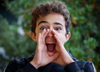 Czy krzyk do ucha może uszkodzić słuch? Czy krzyk do ucha może uszkodzić słuch?